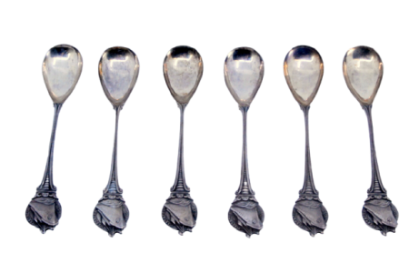 Conjunto de seis colheres de café em prata com barcos relevados nos cabos.